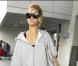 Rihanna arrive à l'aéroport LAX de Los Angeles le 3 novembre 2009 et esquisse un joli sourire !