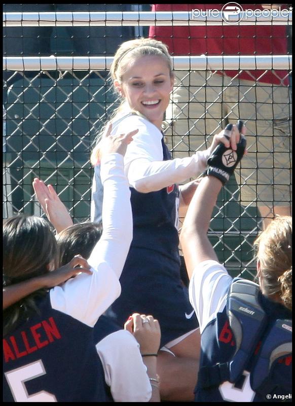 Reese Witherspoon lors d'un match de softball à Los Angeles le 4 novembre 2009
