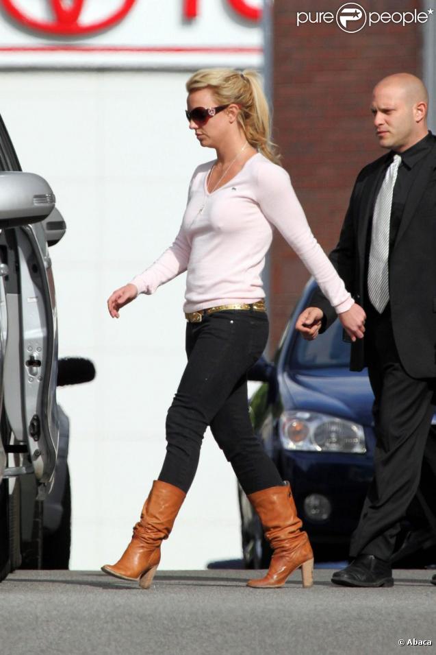 Britney Spears, de passage à Perth (Australie), se dirige vers la salle de spectacle dans laquelle elle se donnera en représentation ce soir.