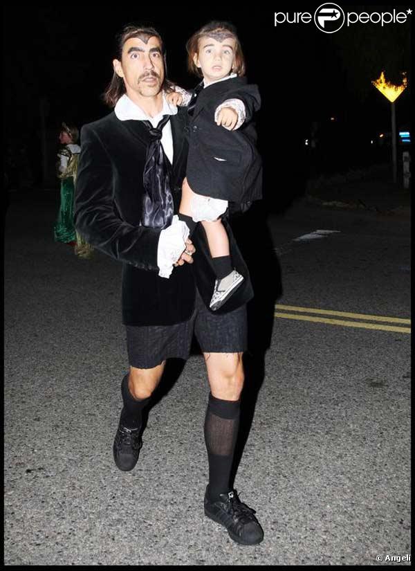 Anthony Kiedis et son fils sont déguisés en Eddie Munster pour Halloween