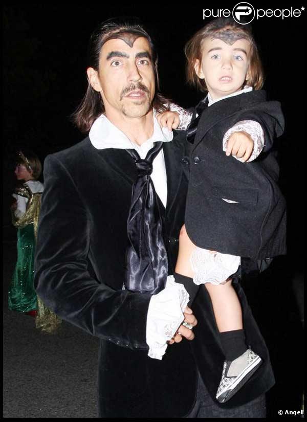 Anthony Kiedis et son fils sont déguisés en Eddie Munster pour Halloween
