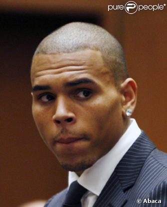 Chris Brown écoute la sentence de sa condamnation en août 2009 