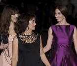 Paz Vega avec sa mère et sa soeur, lors de l'avant-première de  Triage , de Danis Tanovic, dans le cadre du 6e Festival Européen du Film de Séville, le 6 novembre 2009.