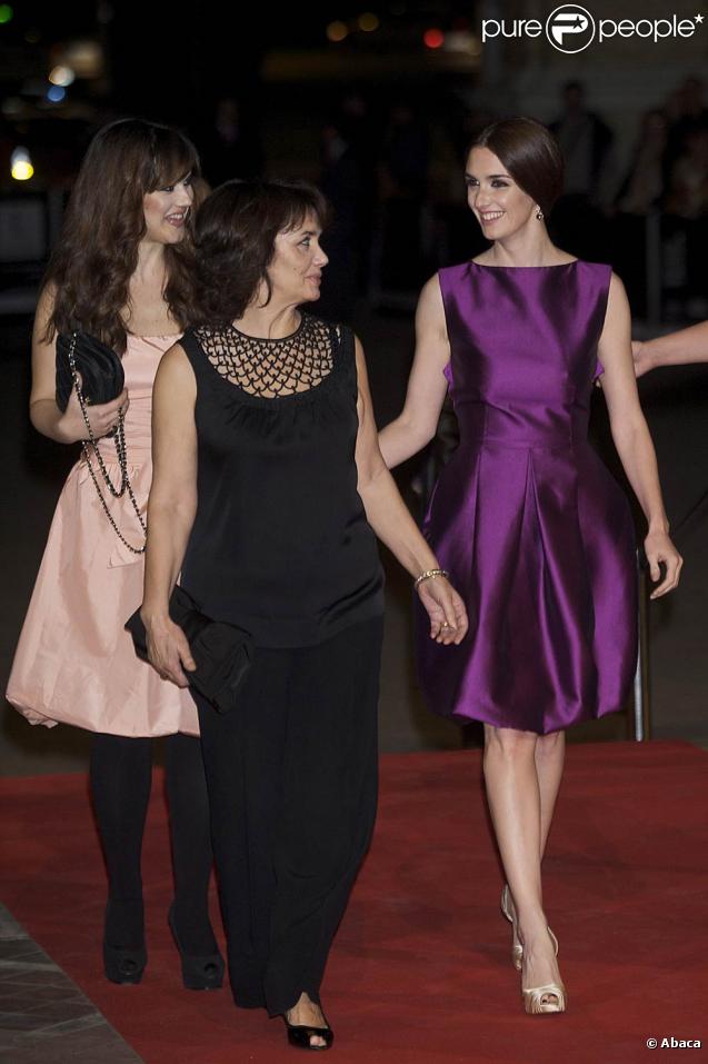 Paz Vega avec sa mère et sa soeur, lors de l'avant-première de  Triage , de Danis Tanovic, dans le cadre du 6e Festival Européen du Film de Séville, le 6 novembre 2009.