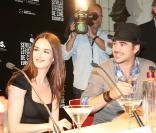 Le comédien Colin Farrell très souriant aux côtés de Paz Vega et Christopher Lee, lors de l'avant-première de  Triage , de Danis Tanovic, dans le cadre du 6e Festival Européen du Film de Séville, le 6 novembre 2009.
