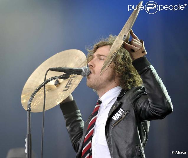 Julien Doré offre un CD inédit aux lectrices de  ELLE , le 13 novembre 2009.