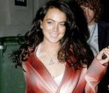 Lindsay Lohanversion brune, une jolie jeune fille encore pleine de joie... 