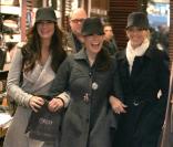 Lindsay Price en compagnie de Brooke Shields et Kim Raver sur le tournage de Lipstick Jungle en novembre 2008 