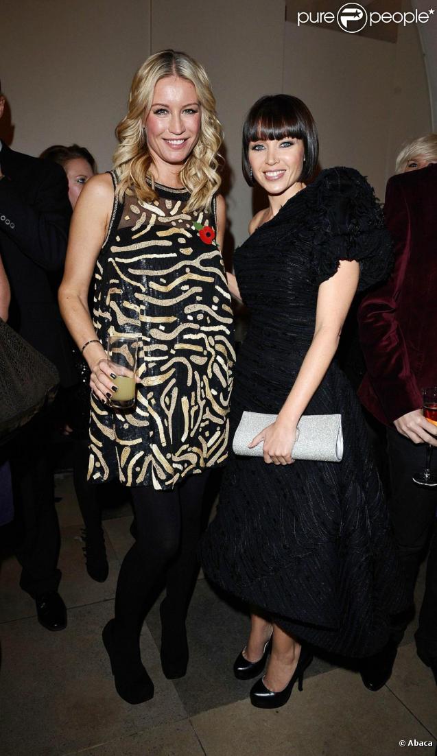  Dannii Minogue et Denise Van Outen lors des Cosmopolitan Women of the year Awards au Banqueting House de Londres le 11 novembre 2009 