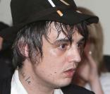 Pete Doherty donne un concert improvisé à Crickdale, le 11 novembre 2009.