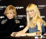 Claudia Schiffer et Alberta Ferretti lors de la sortie de la nouvelle fragance de l'italienne Alberta Ferretti dont elle est l'égérie à Madrid le 12 novembre 2009