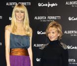 Claudia Schiffer et Alberta Ferretti lors de la sortie de la nouvelle fragance de l'italienne Alberta Ferretti dont elle est l'égérie à Madrid le 12 novembre 2009