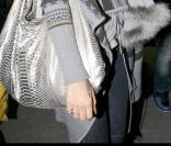 Rihanna et son sac en python à Londres, le 13/11/09