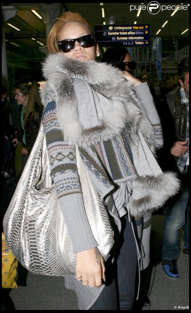Rihanna et son sac en python à Londres, le 13/11/09