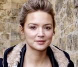 La ravissante Virginie Efira est heureuse... et siffle à tue-tête !