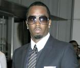 P. Diddy est entouré de deux bombes pour son nouveau projet musical, Dirty Money. Quel charmeur !