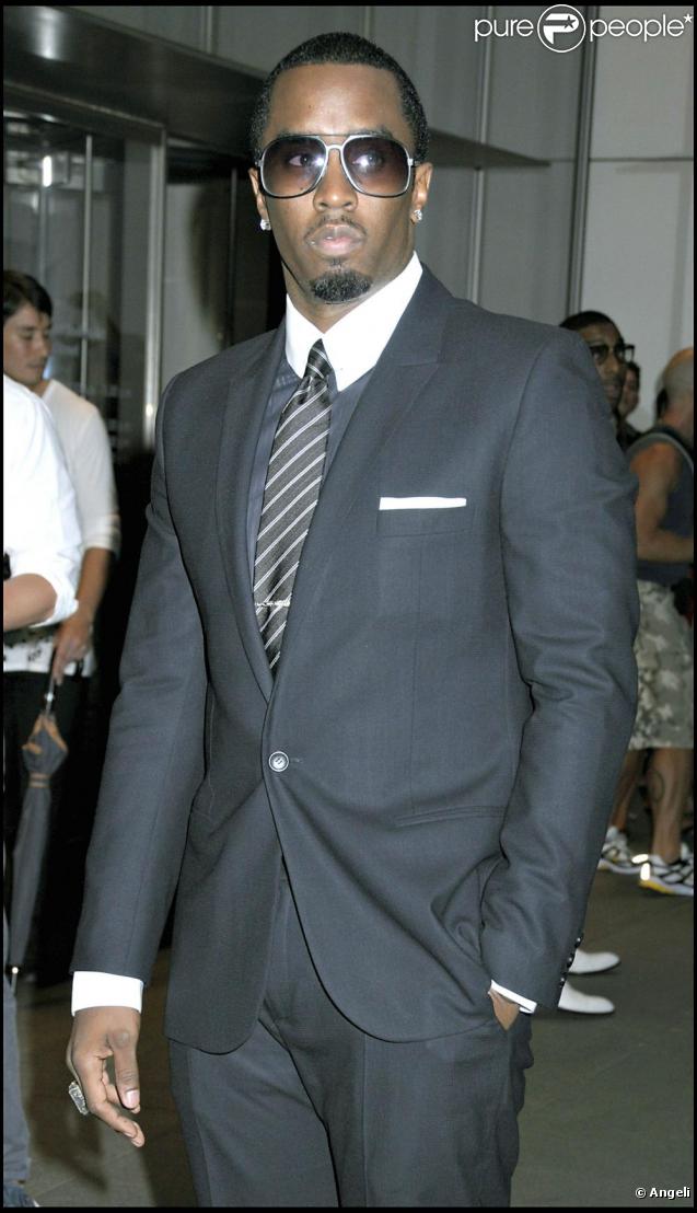 P. Diddy est entouré de deux bombes pour son nouveau projet musical, Dirty Money. Quel charmeur !