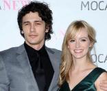 Le charismatique James Franco très bien accompagné, à l'occasion du 30e anniversaire du MOCA (le Musée d'Art contemporain), qui s'est tenu à Los Angeles, le 14 novembre 2009. 