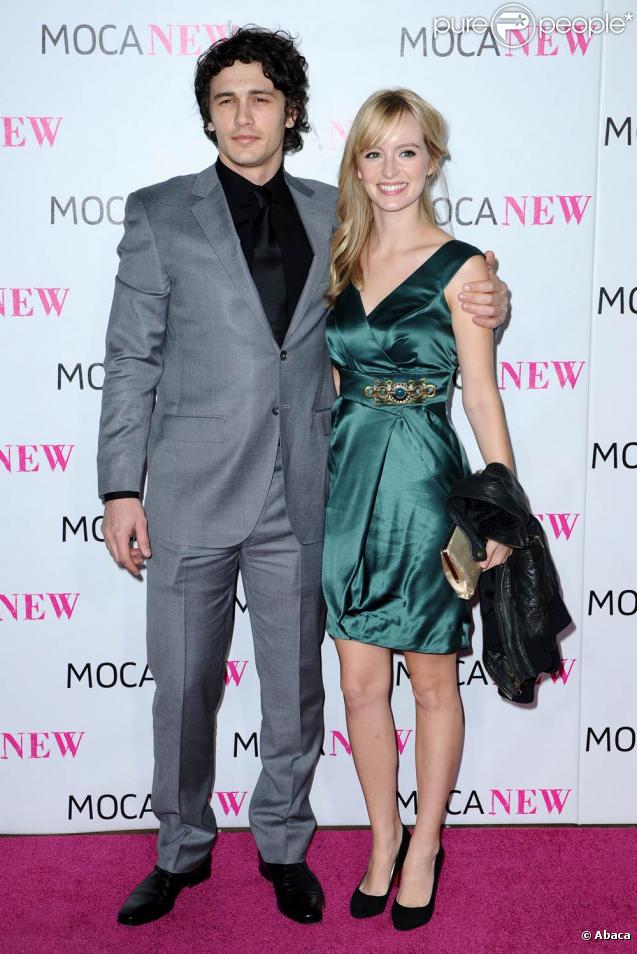 Le charismatique James Franco très bien accompagné, à l'occasion du 30e anniversaire du MOCA (le Musée d'Art contemporain), qui s'est tenu à Los Angeles, le 14 novembre 2009. 