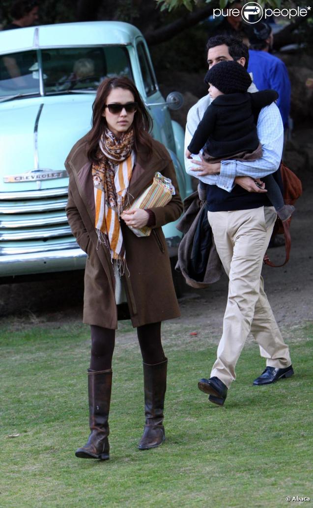 Jessica Alba en famille lors d'une dégustation de vins à Los Angeles le 15/11/09