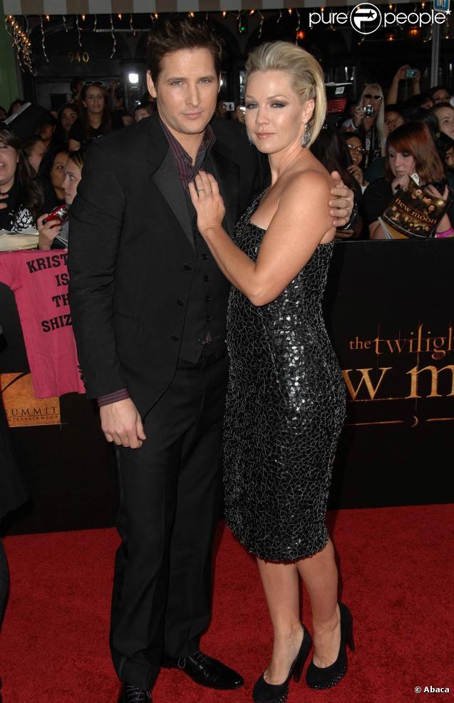 Jennie Garth et son mari Peter Facinelli, à l'occasion de l'avant-première de  Twilight 2 - Tentation , qui s'est tenue au Graumann's Chinese Theatre de Los Angeles, le 16 novembre 2009.