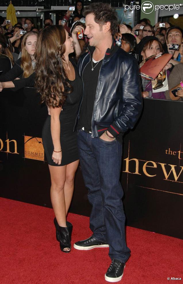 Jennifer Love Hewitt et son chéri Jamie Kennedy, à l'occasion de l'avant-première de  Twilight 2 - Tentation , qui s'est tenue au Graumann's Chinese Theatre de Los Angeles, le 16 novembre 2009.