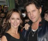 Jennifer Love Hewitt ravissante dans les bras de Jamie Kennedy, à l'occasion de l'avant-première de  Twilight 2 - Tentation , qui s'est tenue au Graumann's Chinese Theatre de Los Angeles, le 16 novembre 2009.