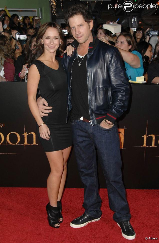 Jennifer Love Hewitt ravissante dans les bras de Jamie Kennedy, à l'occasion de l'avant-première de  Twilight 2 - Tentation , qui s'est tenue au Graumann's Chinese Theatre de Los Angeles, le 16 novembre 2009.