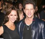 Jennifer Love Hewitt et son chéri, Jennie Garth et son mari... deux belles prêtes à se faire mordre !