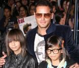 Justin Chambers bien entouré, à l'occasion de l'avant-première de  Twilight 2 - Tentation , qui s'est tenue au Graumann's Chinese Theatre de Los Angeles, le 16 novembre 2009.