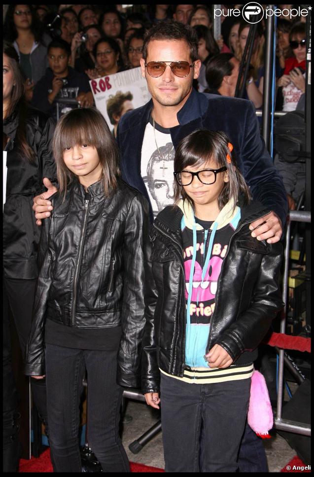 Justin Chambers bien entouré, à l'occasion de l'avant-première de  Twilight 2 - Tentation , qui s'est tenue au Graumann's Chinese Theatre de Los Angeles, le 16 novembre 2009.