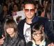 Justin Chambers bien entouré, à l'occasion de l'avant-première de Twilight 2 - Tentation , qui s'est tenue au Graumann's Chinese Theatre de Los Angeles, le 16 novembre 2009.