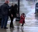 Katie Holmes et Suri Cruise font du shopping sous la pluie à Boston