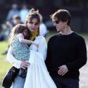 Regardez la pauvre Suri Cruise : Entre son talon qui s'échappe et ses incessants trajets en hélicoptère... la petite fille craque !