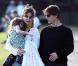 Regardez la pauvre Suri Cruise : Entre son talon qui s'échappe et ses incessants trajets en hélicoptère... la petite fille craque !