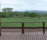 Vue de devant la ferme, la terrasse... 