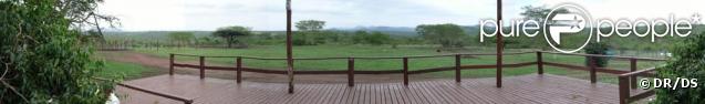 Vue de devant la ferme, la terrasse... 