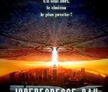 Dans Independence Day, les extraterrestres attaquent le jour de la fête nationale américaine, ce qui résulte en un mélange d'ultra-patriotisme et de scènes de science-fiction impressionnantes