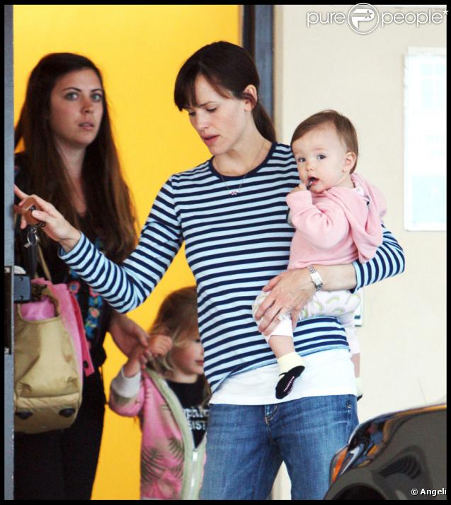 Jennifer Garner va récupérer Violet et Seraphina à Santa Monica, le 19/11/09
