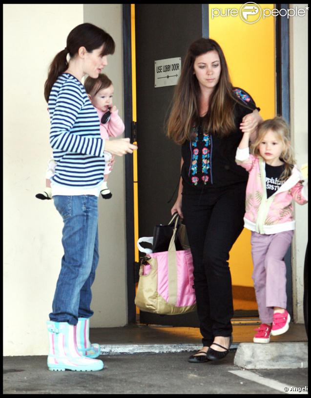 Jennifer Garner va récupérer Violet et Seraphina à Santa Monica, le 19/11/09