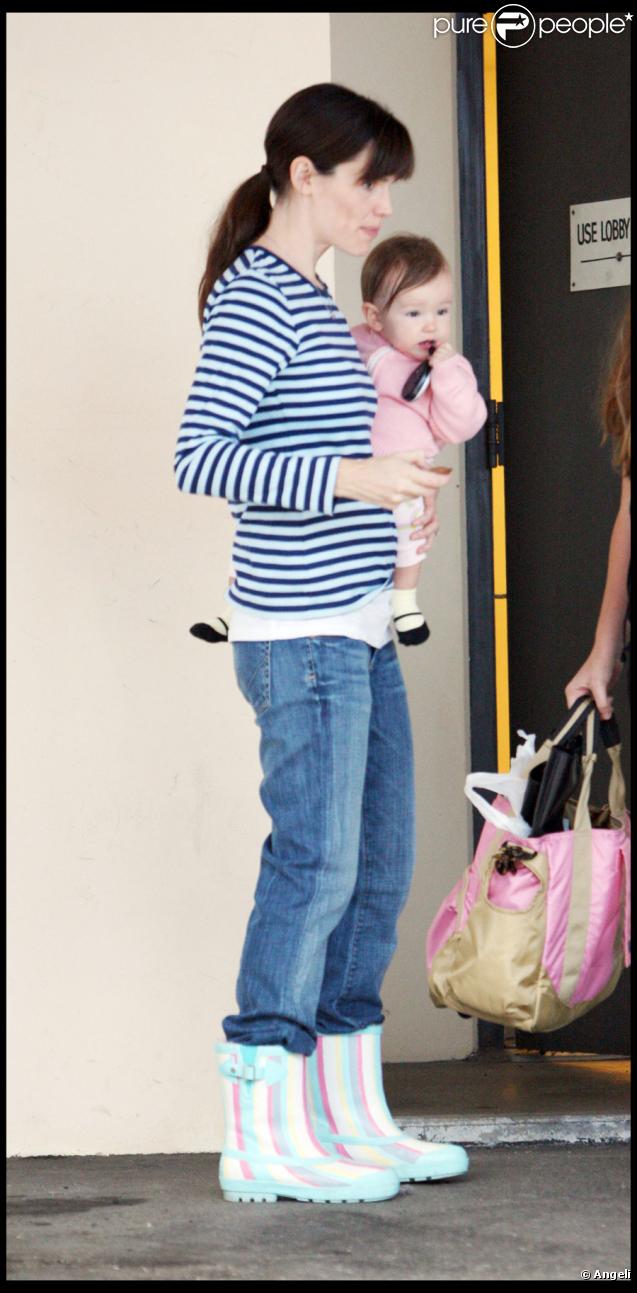 Jennifer Garner va récupérer Violet et Seraphina à Santa Monica, le 19/11/09