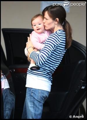 Jennifer Garner va récupérer Violet et Seraphina à Santa Monica, le 19/11/09