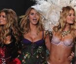 Heidi, Marisa et Doutzen lors du défilé Victoria's Secret le 19 novembre 2009 à New York