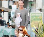 Marcia Cross, son mari Tom et ses petites Eden et Savannah assistent à un petit concert improvisé dans les rues de Century City.