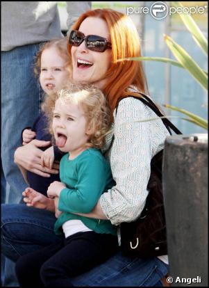 Marcia Cross, son mari Tom et ses petites Eden et Savannah assistent à un petit concert improvisé dans les rues de Century City.