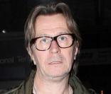 Gary Oldman et sa femme Alexandra Edenborough arrivent à l'aéroport de Lax Los Angeles le 21 novembre 2009