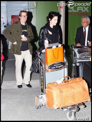 Gary Oldman et sa femme Alexandra Edenborough arrivent à l'aéroport de Lax Los Angeles le 21 novembre 2009