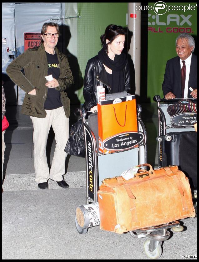 Gary Oldman et sa femme Alexandra Edenborough arrivent à l'aéroport de Lax Los Angeles le 21 novembre 2009