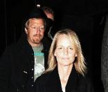 Helen Hunt et son amoureux, Matthew Carnahan sortent du restaurant Katsuya le 23 novembre 2009 à Los Angeles