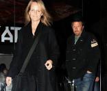 Helen Hunt et son amoureux, Matthew Carnahan sortent du restaurant Katsuya le 23 novembre 2009 à Los Angeles